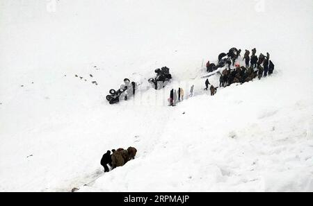 200205 -- VAN TURKEY, 5. Februar 2020 Xinhua -- Rettungskräfte arbeiten nach einer großen Lawine in der östlichen türkischen Provinz Van, am 5. Februar 2020. Mindestens 33 Rettungskräfte wurden getötet und 53 weitere verletzt am Mittwoch, nachdem eine riesige Lawine ein Berggebiet in der östlichen türkischen Provinz Van getroffen hatte, sagte die Katastrophenhilfe und Notfallverwaltung des Landes in einer Erklärung. Xinhua TURKEY-VAN-LAWINCHE PUBLICATIONxNOTxINxCHN Stockfoto