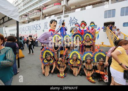 Philippinische fiesta-Motto Willkommensfeier für Kreuzfahrtschiff am Manila Pier : Musiker mit Bambusinstrumenten, philippinische Tänzer, Higantes, Flaggen Stockfoto