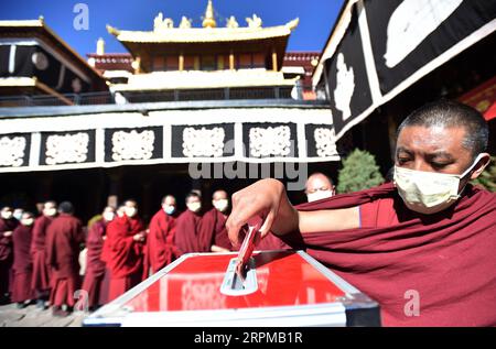 200206 -- LHASA, 6. Februar 2020 -- Mönche stellen sich zusammen, um Geld für neuartige Coronavirus-infizierte Gebiete im Jokhang-Tempel in Lhasa, der Hauptstadt der autonomen Region Tibet im Südwesten Chinas, zu spenden, 4. Februar 2020. Tibetisch-buddhistische Tempel hielten Gebetsdienste ab, um neuartige Coronavirus-infizierte Gebiete in China zu unterstützen. Die Mönche hier wurden auch organisiert, um Geld zu spenden, um die Epidemie zu bekämpfen. CHINA-LHASA-MÖNCHE-CORONAVIRUS-GEBET UND SPENDE CN CHOGO PUBLICATIONXNOTXINXCHN Stockfoto