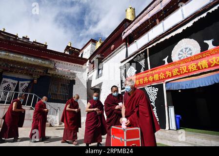 200206 -- LHASA, 6. Februar 2020 -- Mönche stellen sich zusammen, um Geld für neuartige Coronavirus-infizierte Gebiete im Gandan-Tempel in Lhasa, der Hauptstadt der autonomen Region Tibet im Südwesten Chinas, zu spenden, 5. Februar 2020. Tibetisch-buddhistische Tempel hielten Gebetsdienste ab, um neuartige Coronavirus-infizierte Gebiete in China zu unterstützen. Die Mönche hier wurden auch organisiert, um Geld zu spenden, um die Epidemie zu bekämpfen. CHINA-LHASA-MÖNCHE-CORONAVIRUS-GEBET UND SPENDE CN CHOGO PUBLICATIONXNOTXINXCHN Stockfoto