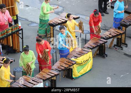 Philippinische fiesta-Motto Willkommensfeier für Kreuzfahrtschiff am Manila Pier : Musiker mit Bambusinstrumenten, philippinische Tänzer, Higantes, Flaggen Stockfoto