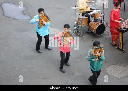 Philippinische fiesta-Motto Willkommensfeier für Kreuzfahrtschiff am Manila Pier : Musiker mit Bambusinstrumenten, philippinische Tänzer, Higantes, Flaggen Stockfoto