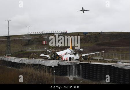 News Bilder des Tages 200206 -- ISTANBUL, 6. Februar 2020 -- Foto zeigt den Unfallort eines Flugzeuges, das am 6. Februar 2020 am Istanbuler Sabiha Gokcen International Airport in der Türkei von der Landebahn rutschte. Zwei chinesische Staatsangehörige seien bei dem Unfall schwer verletzt worden, sagte das chinesische Generalkonsulat in Istanbul am Donnerstag. Drei Menschen wurden getötet und 180 weitere wurden verletzt, als ein Flugzeug am Sabiha Gokcen International Airport von der Start- und Landebahn abrutschte. SPOT NEWSTURKEY-ISTANBUL-FLUGZEUG-SLIDING OFF-CHINESE XUXSUHUI PUBLICATIONXNOTXINXCHN Stockfoto