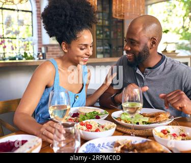 Ein Paar Sitzt Am Tisch Zu Hause Und Genießt Gemeinsam Eine Mahlzeit Stockfoto