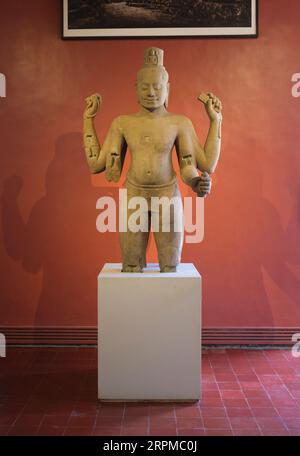 Kambodscha: Ende des 12. Jahrhunderts, Sandstein, Lokeshvara (Avalokiteshvara)-Statue im Bayon-Stil vom Tor der Toten, Angkor Thom, heute im Nationalmuseum von Kambodscha, Phnom Penh, untergebracht. Das Nationalmuseum befindet sich in einem roten Pavillon aus dem Jahr 1918 und beherbergt eine Sammlung von Khmer-Kunst, darunter einige der schönsten Stücke der Welt. Zu den Exponaten gehören eine Vishnu-Statue aus dem 6. Jahrhundert, eine Shiva-Statue aus dem 9. Jahrhundert und der berühmte, in meditativer Pose geformte Kopf von Jayavarman VII. Besonders beeindruckend ist die beschädigte Büste eines liegenden Vishnu. Stockfoto