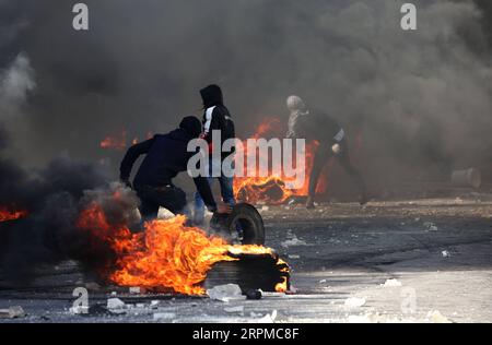200207 -- QALQILYA, 7. Februar 2020 Xinhua -- palästinensische Demonstranten verbrennen Reifen bei Zusammenstößen mit israelischen Soldaten in der Westjordanland-Stadt Tulkarem, 7. Februar 2020. Ein Palästinenser wurde am Freitag getötet und Dutzende wurden bei Zusammenstößen zwischen palästinensischen Demonstranten und israelischen Soldaten im Westjordanland verletzt, sagten Mediziner und Augenzeugen. Xinhua/Ayman Nobani WORLD SECTIONMIDEAST-QALQILYA-CLASHES PUBLICATIONxNOTxINxCHN Stockfoto