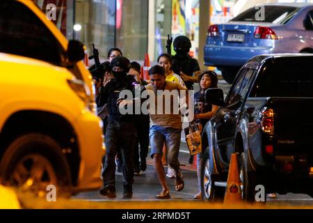 200209 -- BANGKOK, 9. Februar 2020 -- Militärpolizei eskortiert Menschen am Ort der Erschießung in der Innenstadt von Nakorn Ratchasima, Thailand, 9. Februar 2020. Der thailändische Premierminister Prayut Chan-o-cha sagte am Sonntag, dass bei einem Schießangriff im Nordosten Thailands 27 Menschen getötet wurden, darunter der Schütze, und 57 weitere verletzt wurden. Die Premierministerin aktualisierte die letzte Todesrate bei den tödlichen Massenschießarbeiten vor einem Krankenhaus im Nordosten von Nakorn Ratchasima, wo ein rasender Soldat am späten Samstag das Feuer auf Käufer in einem Einkaufszentrum eröffnete. THAILAND-SCHIESSEN RAMPAGE-TODESOPFER ZHANGXKER Stockfoto