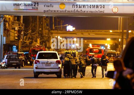 News Bilder des Tages 200209 -- BANGKOK, 9. Februar 2020 -- Militärpolizei wacht am Ort der Schießerei in der Innenstadt von Nakorn Ratchasima, Thailand, 9. Februar 2020. Der thailändische Premierminister Prayut Chan-o-cha sagte am Sonntag, dass bei einem Schießangriff im Nordosten Thailands 27 Menschen getötet wurden, darunter der Schütze, und 57 weitere verletzt wurden. Die Premierministerin aktualisierte die letzte Todesrate bei den tödlichen Massenschießarbeiten vor einem Krankenhaus im Nordosten von Nakorn Ratchasima, wo ein rasender Soldat am späten Samstag das Feuer auf Käufer in einem Einkaufszentrum eröffnete. THAILAND-SCHIESSEN RAMPAGE-TOD Stockfoto