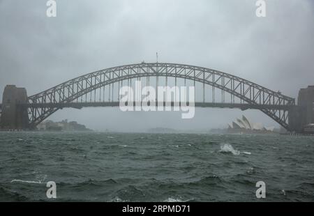 200209 -- SYDNEY, 9. Februar 2020 -- Foto vom 9. Februar 2020 zeigt die Harbour Bridge bei Regen in Sydney, Australien. Am Freitag trifft ein riesiger Niederschlag die von Buschfeuer verwüstete Ostküste Australiens. Inmitten der schlimmsten Dürre, die je erlebt wurde, wird der gewaltige Niederschlag am Freitag voraussichtlich mindestens eine Woche anhalten und den seit langem leidenden Gemeinden Erleichterung bringen. Obwohl der Regen meist als gute Nachricht angesehen wird, warnen die Behörden auch davor, dass brandgeschädigte Gebiete einem extremen Überschwemmungsrisiko ausgesetzt sind. AUSTRALIEN-SYDNEY-SCHWERER REGEN BaixXuefei PUBLICATIONxNOTxINxCHN Stockfoto