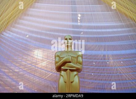 200209 -- LOS ANGELES, 9. Februar 2020 -- eine Oscar-Statue wird aus dem Dolby Theater während der Vorbereitungen für die 92. Academy Awards in Hollywood, Los Angeles, USA, am 8. Februar 2020 gesehen. U.S.-LOS ANGELES-OSCARS-PRÄPARAT LixRui PUBLICATIONxNOTxINxCHN Stockfoto