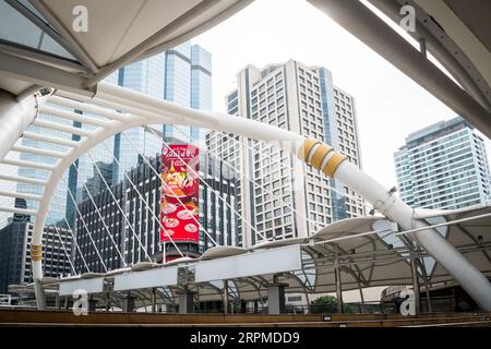 Aufnahme des erstaunlich gestalteten Chong Nonsi Skywalk auf der N. Sathon Rd Bangkok Thailand. Stockfoto