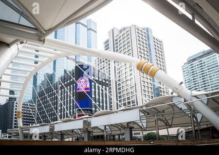 Aufnahme des erstaunlich gestalteten Chong Nonsi Skywalk auf der N. Sathon Rd Bangkok Thailand. Stockfoto