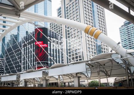 Aufnahme des erstaunlich gestalteten Chong Nonsi Skywalk auf der N. Sathon Rd Bangkok Thailand. Stockfoto