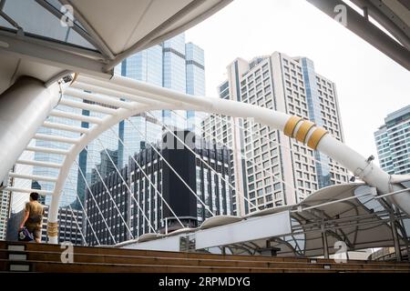 Aufnahme des erstaunlich gestalteten Chong Nonsi Skywalk auf der N. Sathon Rd Bangkok Thailand. Stockfoto