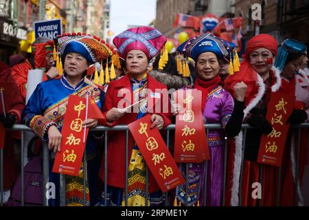 News Bilder des Tages 200210 -- NEW YORK, 10. Februar 2020 -- Menschen besuchen die chinesische Mondparade in Manhattans Chinatown von New York City, USA, 9. Februar 2020. U.S.-NEW YORK-CHINESE LUNAR NEUJAHRSPARADE LIXMUZI PUBLICATIONXNOTXINXCHN Stockfoto