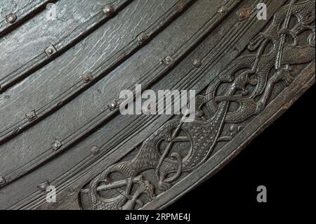 Detail von aufwendigen Drachenschnitzereien auf dem Oseberg-Langschiff (um 800 n. Chr.) im Wikingerschiffmuseum (Vikingskipshuset på Bygdøy), Oslo, Norwegen Stockfoto