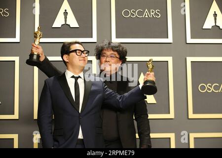 200210 -- LOS ANGELES, 10. Februar 2020 -- Han Jin-Won L und Bong Joon-ho halten die Oscars, die von Parasite bei der 92nd Academy Awards Ceremony im Dolby Theatre in Los Angeles, USA, am 9. Februar 2020 gewonnen wurden. Südkoreanische schwarze Komödie Parasite erwies sich als der größte Gewinner bei der 92nd Academy Awards Zeremonie am Sonntagabend. Neben nabbing Best Picture gewann der Genre-Being Class Thriller auch den Titel Best Director für Bong Joon-ho, Best International Feature Film und Best Original Screenplay. Parasite schrieb auch bei den 92nd Academy Awards Geschichte, indem er der erste fremdsprachige Film wurde Stockfoto