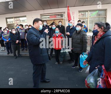 200210 -- PEKING, 10. Februar 2020 -- der chinesische Präsident Xi Jinping, ebenfalls Generalsekretär des Zentralkomitees der Kommunistischen Partei Chinas und Vorsitzender der Zentralen Militärkommission, inspiziert am 10. Februar 2020 in Peking, der Hauptstadt Chinas, die neuartige Präventions- und Kontrollarbeit zur Bekämpfung von Coronavirus-Pneumonien. XI besuchte die Gemeinde Anhuali, Bezirk Chaoyang in Peking, um mehr über die Prävention und Bekämpfung von Epidemien auf der primären Ebene und die Versorgung mit dem täglichen Bedarf zu erfahren. Er sprach auch Bewohner und Gemeindeangestellte an. CHINA-PEKING-XI JINPING-CORONAVIRUS-KONTROLLE-INSPEKTION CN PA Stockfoto