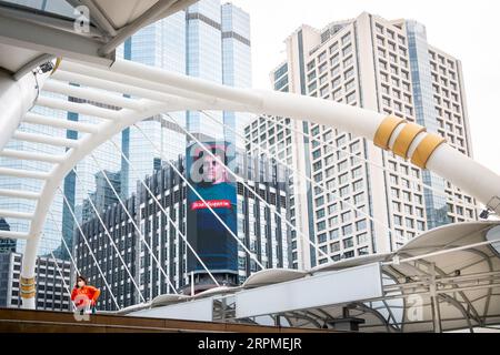 Aufnahme des erstaunlich gestalteten Chong Nonsi Skywalk auf der N. Sathon Rd Bangkok Thailand. Stockfoto