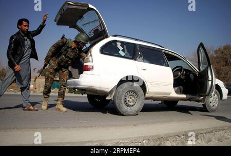 200210 -- NANGARHAR, 10. Februar 2020 Xinhua -- Ein Soldat überprüft ein Fahrzeug an einem Kontrollpunkt in der Nähe des Bezirks Shirzad der Provinz Nangarhar, Afghanistan, 9. Februar 2020. Das US-Verteidigungsministerium hat bestätigt, dass am Samstag zwei US-Soldaten in Afghanistan getötet wurden. US-Medien berichteten am Samstag, dass es zu Beginn des Tages in der ostafghanischen Provinz Nangarhar zu einem Feuergefecht zwischen afghanischen und amerikanischen Soldaten gekommen sei, der auf beiden Seiten zu Todesopfern geführt habe. Foto von Saifurahman Safi/Xinhua AFGHANISTAN-NANGARHAR-CHECKPOINT- US-SOLDAT- ANGRIFF PUBLICATIONxNOTxINxCHN Stockfoto