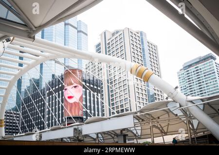 Aufnahme des erstaunlich gestalteten Chong Nonsi Skywalk auf der N. Sathon Rd Bangkok Thailand. Stockfoto