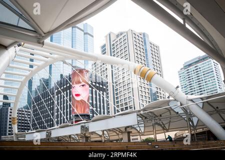 Aufnahme des erstaunlich gestalteten Chong Nonsi Skywalk auf der N. Sathon Rd Bangkok Thailand. Stockfoto