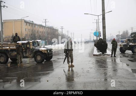 Nachrichten Bilder des Tages 200211 -- KABUL, 11. Februar 2020 -- afghanische Sicherheitskräfte versammeln sich am Ort eines Selbstmordattentats in Kabul, der Hauptstadt Afghanistans, am 11. Februar 2020. Mindestens sechs Menschen, darunter ein Angreifer, wurden getötet und 12 weitere verletzt, nachdem am Dienstag eine Selbstmordbombenexplosion vor einer Militäruniversität in der westlichen Seite der afghanischen Hauptstadt Kabul getroffen wurde, bestätigte das afghanische Innenministerium. Foto von Mahmoud Khaled/Xinhua AFGHANISTAN-KABUL-SUIZID-ATTENTAT XinhuaxKabul PUBLICATIONxNOTxINxCHN Stockfoto