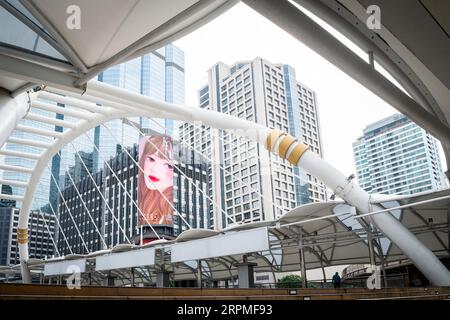 Aufnahme des erstaunlich gestalteten Chong Nonsi Skywalk auf der N. Sathon Rd Bangkok Thailand. Stockfoto