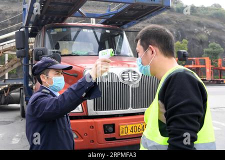 News Bilder des Tages 200211 -- CHONGQING, 11. Februar 2020 -- Ein Mitarbeiter nimmt Temperaturmessungen am Eingang von Changan Minsheng APLL Logistics Co., Ltd. Im südwestchinesischen Chongqing, 11. Februar 2020 vor. Einige Logistikunternehmen in Chongqing haben ihre Arbeit nach umfangreichen Vorbereitungen zur Epidemieprävention und -Bekämpfung wieder aufgenommen. CHINA-CHONGQING-LOGISTICS COMPANY-BACK TO WORK CN TANGXYI PUBLICATIONXNOTXINXCHN Stockfoto