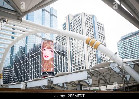 Aufnahme des erstaunlich gestalteten Chong Nonsi Skywalk auf der N. Sathon Rd Bangkok Thailand. Stockfoto