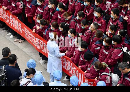 News Bilder des Tages 200211 -- FUZHOU, 11. Februar 2020 -- Ein medizinisches Teammitglied des First Affiliated Hospital der Fujian Medical University verabschiedet sich von ihrem Kollegen, bevor es am 11. Februar 2020 nach Yichang in der zentralchinesischen Provinz Hubei in Fuzhou, südöstlich der Provinz Fujian, geht. Ein 158-köpfiges medizinisches Team der Provinz Fujian reiste am Dienstag nach Yichang, der zentralchinesischen Provinz Hubei, um die neuartigen Bemühungen zur Bekämpfung des Coronavirus dort zu unterstützen. CHINA-FUJIAN-FUZHOU-NCP-MEDICAL TEAM-AID CN JIANGXKEHONG PUBLICATIONXNOTXINXCHN Stockfoto