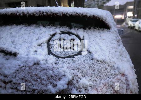 200211 -- BAGDAD, 11. Februar 2020 Xinhua -- Foto vom 11. Februar 2020 zeigt den Schnee in Bagdad, Irak. Viele Menschen in der irakischen Hauptstadt Bagdad wachten am Dienstag früh auf, um einen seltenen Schneefall in der Stadt zu beobachten. Schnee im Irak ist im nördlichen Teil des Landes häufig zu sehen, insbesondere in den Gebirgsregionen. Für die meisten Bürger in Bagdad ist es selten, dass sie Schnee sehen. Bagdad war im Januar 2008 zum ersten Mal seit über 100 Jahren Zeuge von Schneefällen. Xinhua/Khalil Dawood IRAQ-BAGDAD-SNOW PUBLICATIONxNOTxINxCHN Stockfoto