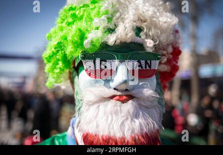 News Bilder des Tages 200211 -- TEHERAN, 11. Februar 2020 -- Ein Mann posiert für Fotos während einer Kundgebung zum 41. Jahrestag des Sieges der islamischen Revolution in Teheran, Iran, am 11. Februar 2020. Hunderttausende Iraner nahmen am Dienstag an landesweiten Kundgebungen Teil, um den 41. Jahrestag des Sieges der Islamischen Revolution zu feiern. Foto von /Xinhua IRAN-TEHERAN-JAHRESTAG-ISLAMISCHE REVOLUTION AhmadxHalabisaz PUBLICATIONxNOTxINxCHN Stockfoto