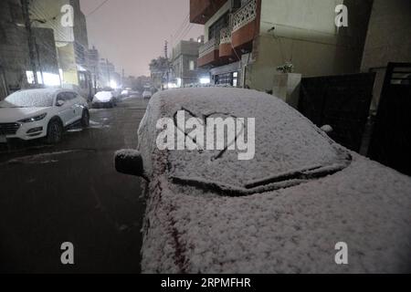 200211 -- BAGDAD, 11. Februar 2020 Xinhua -- Foto vom 11. Februar 2020 zeigt den Schnee in Bagdad, Irak. Viele Menschen in der irakischen Hauptstadt Bagdad wachten am Dienstag früh auf, um einen seltenen Schneefall in der Stadt zu beobachten. Schnee im Irak ist im nördlichen Teil des Landes häufig zu sehen, insbesondere in den Gebirgsregionen. Für die meisten Bürger in Bagdad ist es selten, dass sie Schnee sehen. Bagdad war im Januar 2008 zum ersten Mal seit über 100 Jahren Zeuge von Schneefällen. Xinhua/Khalil Dawood IRAQ-BAGDAD-SNOW PUBLICATIONxNOTxINxCHN Stockfoto