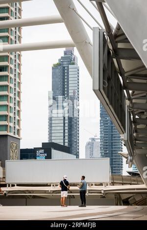 Aufnahme des erstaunlich gestalteten Chong Nonsi Skywalk auf der N. Sathon Rd Bangkok Thailand. Stockfoto