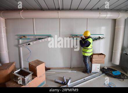 200211 -- XI AN, 11. Februar 2020 -- Arbeiter arbeiten am 11. Februar 2020 auf der Baustelle eines Gesundheitszentrums in Xi an, Provinz Shaanxi im Nordwesten Chinas. Der Bau des öffentlichen Gesundheitszentrums ist nach mehr als einer Woche 24-Stunden-Arbeiten zu Ende gegangen. Im Gaoling-Bezirk von Xi an gelegen, wird die erste Phase des Komplexes voraussichtlich etwa 500 Betten in isolierten Abteilungen bieten. CHINA-SHAANXI-XI AN-PUBLIC HEALTH CENTER-BAU CN SHAOXRUI PUBLICATIONXNOTXINXCHN Stockfoto