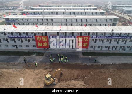 200211 -- XI AN, 11. Februar 2020 -- Luftaufnahme vom 11. Februar 2020 zeigt das Büro und den Wohnbereich eines Gesundheitszentrums in Xi an, Provinz Shaanxi im Nordwesten Chinas. Der Bau des öffentlichen Gesundheitszentrums ist nach mehr als einer Woche 24-Stunden-Arbeiten zu Ende gegangen. Im Gaoling-Bezirk von Xi an gelegen, wird die erste Phase des Komplexes voraussichtlich etwa 500 Betten in isolierten Abteilungen bieten. CHINA-SHAANXI-XI AN-PUBLIC HEALTH CENTER-BAU CN SHAOXRUI PUBLICATIONXNOTXINXCHN Stockfoto