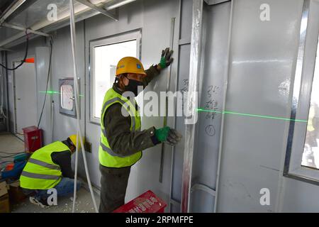 200211 -- XI AN, 11. Februar 2020 -- Arbeiter arbeiten am 11. Februar 2020 auf der Baustelle eines Gesundheitszentrums in Xi an, Provinz Shaanxi im Nordwesten Chinas. Der Bau des öffentlichen Gesundheitszentrums ist nach mehr als einer Woche 24-Stunden-Arbeiten zu Ende gegangen. Im Gaoling-Bezirk von Xi an gelegen, wird die erste Phase des Komplexes voraussichtlich etwa 500 Betten in isolierten Abteilungen bieten. CHINA-SHAANXI-XI AN-PUBLIC HEALTH CENTER-BAU CN SHAOXRUI PUBLICATIONXNOTXINXCHN Stockfoto