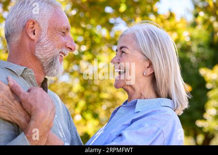 Porträt Eines Liebevollen Seniorenpaares, Das Im Garten Oder Auf Dem Land Steht Stockfoto
