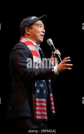 200212 -- WASHINGTON, 12. Februar 2020 -- Andrew Yang, US-Präsidentschaftskandidat der Demokraten, nimmt am 4. November 2019 an einer Kundgebung an der George Mason University in Virginia, USA, Teil. Der US-amerikanische Unternehmer Andrew Yang, der sich für ein universelles Grundeinkommen von 1.000 US-Dollar pro Monat einsetzte, brach am Dienstag das Präsidentschaftsrennen 2020 ab. US-PRÄSIDENTSCHAFTSWAHL-ANDREW YANG-QUIT-FILE FOTO LIUXJIE PUBLICATIONXNOTXINXCHN Stockfoto