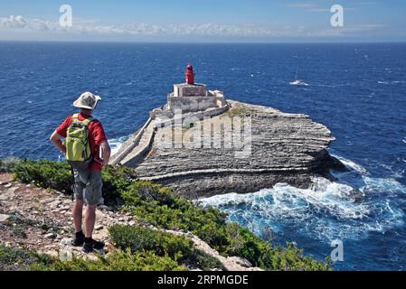 wanderer beobachten das Leuchtturm Madonetta am Eingang des Hafens, Frankreich, Korsika, Bonifacio Stockfoto