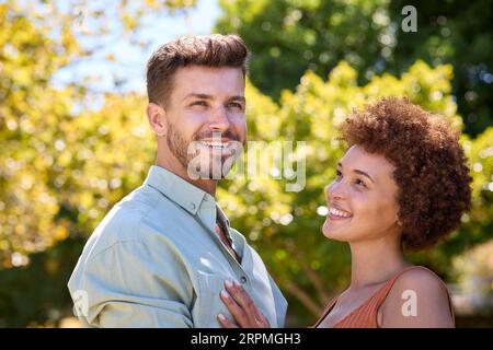Porträt Eines Liebevollen Multi-Racial-Paares, Das Im Garten Oder Auf Dem Land Steht Stockfoto