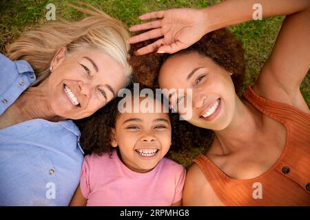 Overhead Portrait Shot Of Multi-Generation Female Family Living On Grass Stockfoto