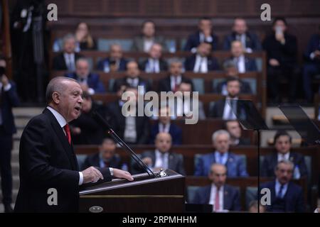 News Bilder des Tages 200212 -- ANKARA, 12. Februar 2020 Xinhua -- der türkische Präsident Recep Tayyip Erdogan spricht seine Parteimitglieder am 12. Februar 2020 im türkischen Ankara. Der türkische Präsident drohte am Mittwoch, überall syrische Streitkräfte anzugreifen, wenn türkische Soldaten in der syrischen Provinz Idlib erneut ins Visier genommen werden. Foto von Mustafa kaya/Xinhua TÜRKEI-ANKARA-PRÄSIDENT-SYRIEN-ANSPRACHE PUBLICATIONxNOTxINxCHN Stockfoto