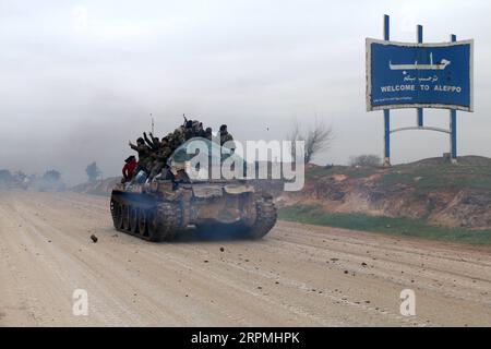 News Bilder des Tages 200212 -- ALEPPO, 12. Februar 2020 -- syrische Soldaten werden am 12. Februar 2020 auf der Autobahn Damaskus-Aleppo nahe der Verwaltungsgrenze der Provinz Aleppo in Syrien gesehen. Zum ersten Mal seit 2012 eroberte die syrische Armee nach Kämpfen gegen die Rebellengruppen die strategische Autobahn Damaskus-Aleppo, berichtete ein Kriegsbeobachter am Dienstag. STR/Xinhua SYRIA-ALEPPO-ARMY-HIGHWAY-CONTROL Stringer PUBLICATIONxNOTxINxCHN Stockfoto