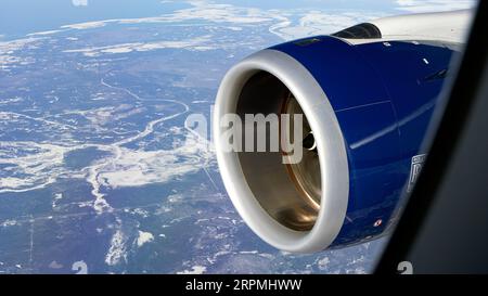 Airbus 350, Rolls-Royce-Triebwerk Trent XWB, Blick aus dem Fenster auf das Triebwerk während des Fluges über Michigan, USA, Michigan Stockfoto