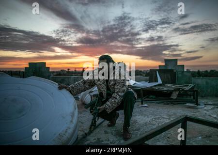 News Bilder des Tages 200212 -- TRIPOLI, 12. Februar 2020 Xinhua -- Ein Kämpfer der von den Vereinten Nationen unterstützten Regierung der Nationalen Einigung GNA nimmt bei den Auseinandersetzungen mit der östlichen Armee in Sawani an der Front in Tripoli, Libyen, am 12. Februar 2020 Stellung. Die im Osten stationierte Armee in Libyen führt seit April 2019 eine Militäraktion in und um die Hauptstadt Tripoli, um die Stadt zu übernehmen und die rivalisierende, von den Vereinten Nationen unterstützte Regierung zu stürzen. Foto: Amru Salahuddien/Xinhua LIBYA-TRIPOLI-CONFLICT PUBLICATIONxNOTxINxCHN Stockfoto