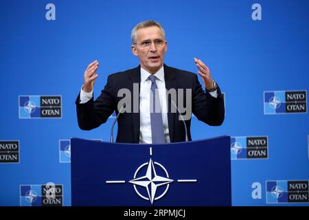 200213 -- BRÜSSEL, 13. Februar 2020 -- NATO-Generalsekretär Jens Stoltenberg spricht auf einer Pressekonferenz während eines Treffens der NATO-Verteidigungsminister im NATO-Hauptquartier in Brüssel, Belgien, am 12. Februar 2020. Die NATO-Verteidigungsminister trafen sich am Mittwoch in Brüssel, um das zweitägige Treffen zu beginnen. BELGIEN-BRÜSSEL-NATO-VERTEIDIGUNGSMINISTERTREFFEN ZHANGXCHENG PUBLICATIONXNOTXINXCHN Stockfoto