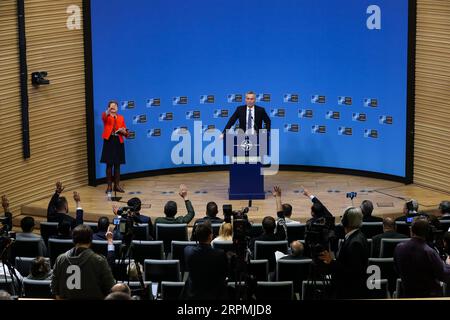 200213 -- BRÜSSEL, 13. Februar 2020 -- NATO-Generalsekretär Jens Stoltenberg R spricht auf einer Pressekonferenz während eines Treffens der NATO-Verteidigungsminister im NATO-Hauptquartier in Brüssel, Belgien, am 12. Februar 2020. Die NATO-Verteidigungsminister trafen sich am Mittwoch in Brüssel, um das zweitägige Treffen zu beginnen. BELGIEN-BRÜSSEL-NATO-VERTEIDIGUNGSMINISTERTREFFEN ZHANGXCHENG PUBLICATIONXNOTXINXCHN Stockfoto