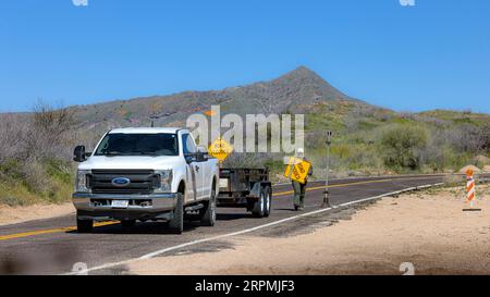 Arbeiter richteten Straßensperren nach starkem Regen aufgrund von massiven Hochwasserschäden ein, USA, Arizona, N Horseshoe Dam Rd, Scottsdale Stockfoto